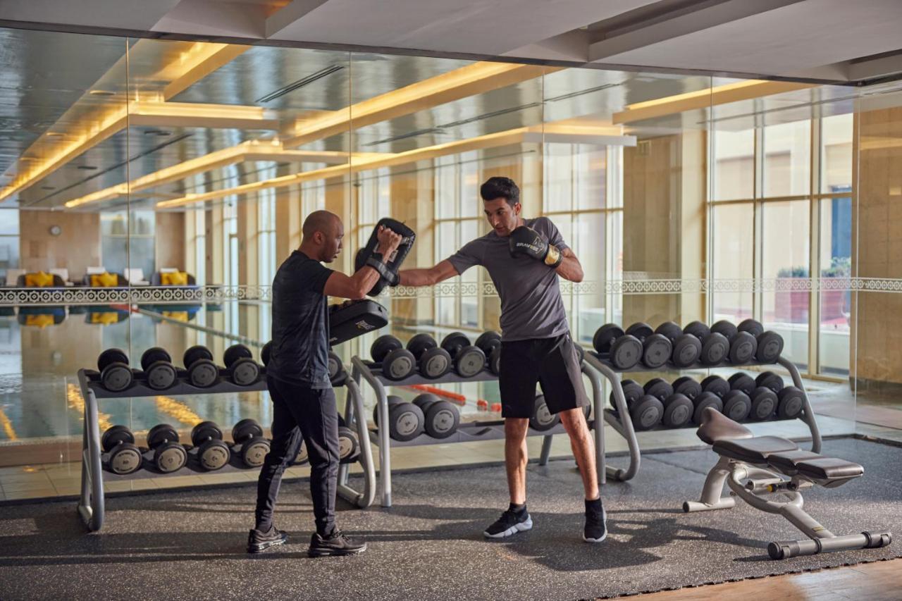 Grand Hyatt Doha Hotel & Villas מראה חיצוני תמונה Personal trainer with a client