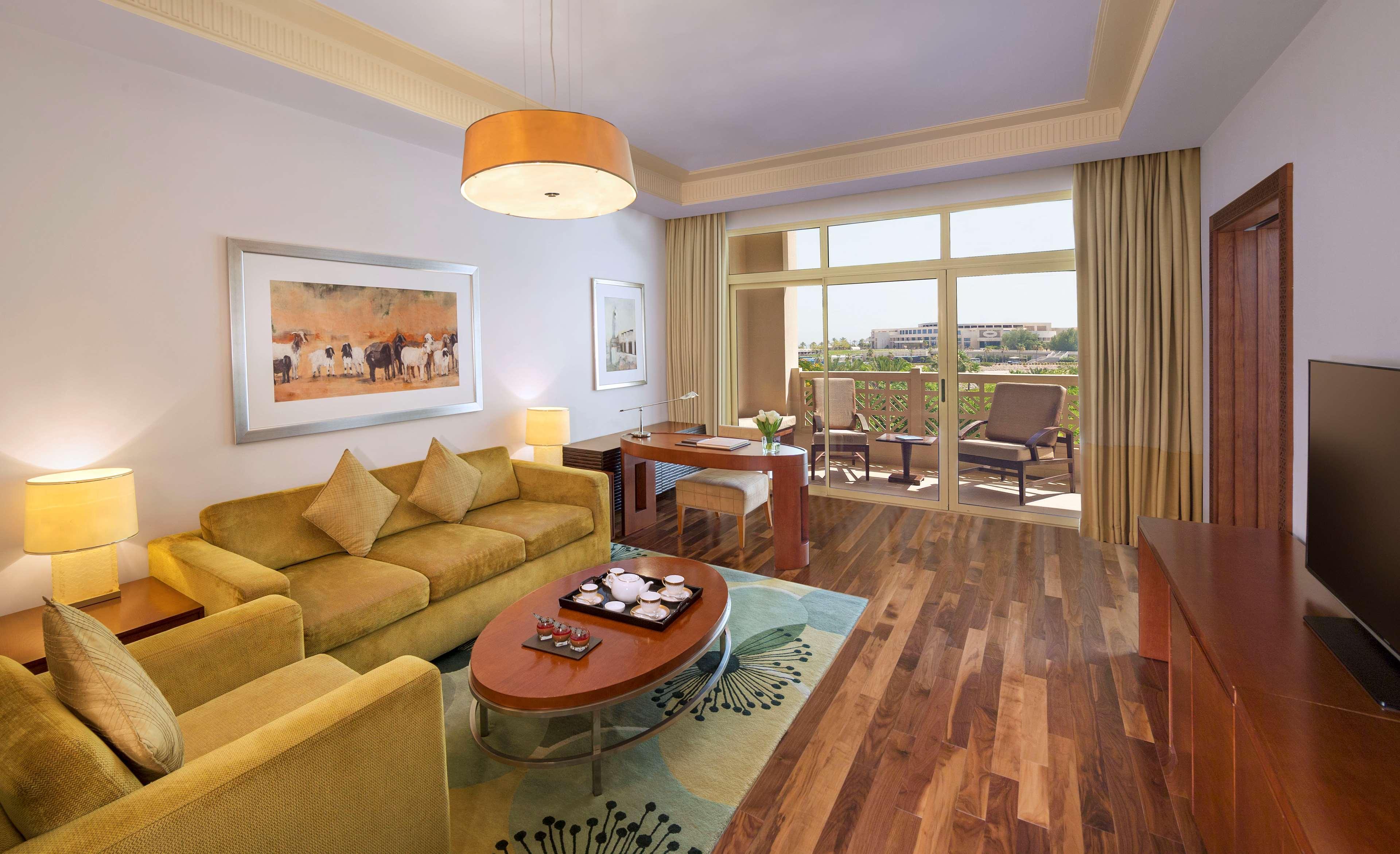 Grand Hyatt Doha Hotel & Villas מראה חיצוני תמונה A living room at the Jumeirah Emirates Towers Hotel