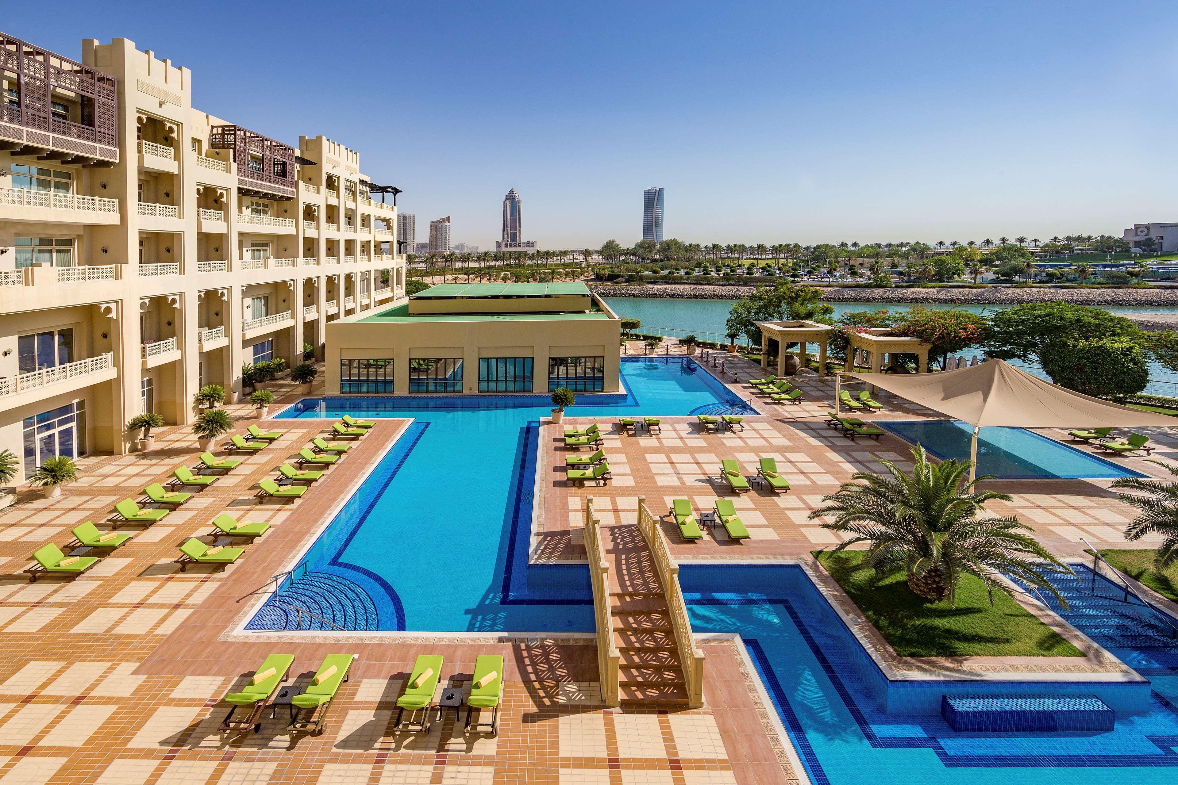 Grand Hyatt Doha Hotel & Villas מראה חיצוני תמונה The swimming pool at the Jumeirah Lakes Towers