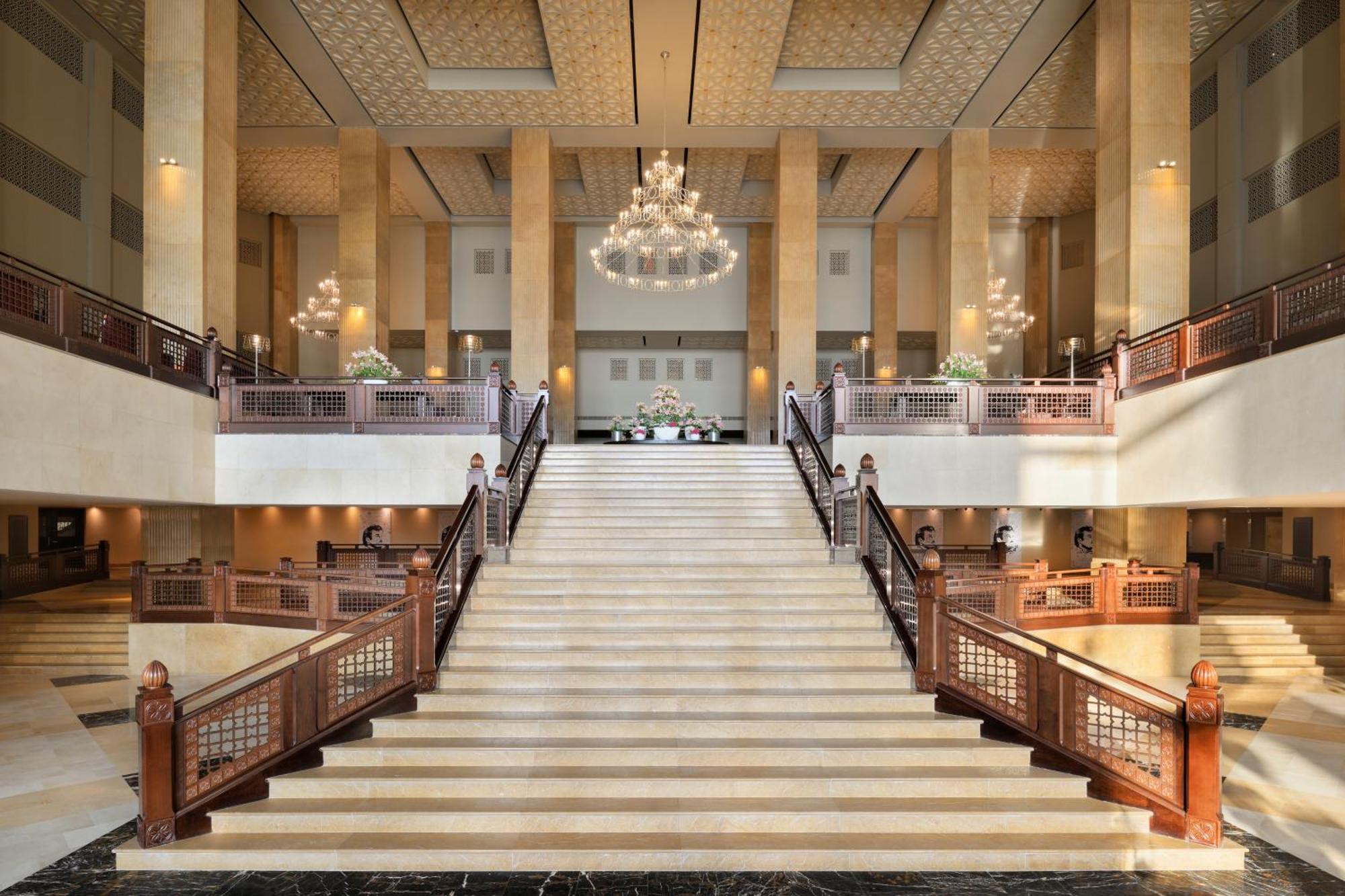 Grand Hyatt Doha Hotel & Villas מראה חיצוני תמונה The main staircase at the Ritz-Carlton, DIFC