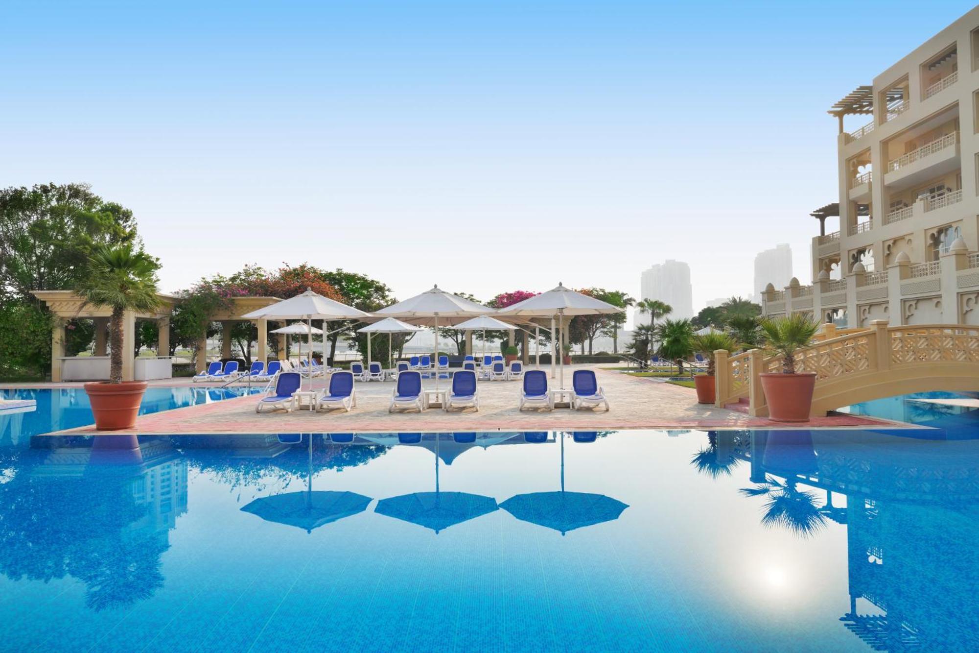 Grand Hyatt Doha Hotel & Villas מראה חיצוני תמונה The swimming pool at the Jumeirah Creekside